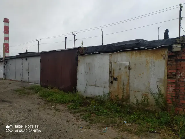 Нежилое здание, гараж, общей площадью 21,9 кв.м., кадастровый номер: 86:18:0010202:938, по адресу: Ханты-Мансийсий автономный округ – Югра, г. Радужный, Северо-западная коммунальная зона, ГСК «Нефтяник», стр. 347, с одномоментным отчуждением земельного участка, площадью 24 +/- 2 кв.м., кадастровый номер: 86:18:0010211:720. Стоимость земельного участка составляет – 11 000,00 руб., в процессе торгов не меняется.