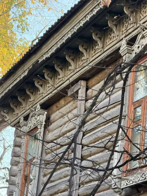 Нежилое здание, являющееся объектом культурного наследия регионального значения, «Дом с деревянной резьбой», находящееся в неудовлетворительном состоянии