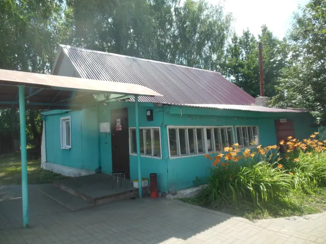 Здание с земельным участком