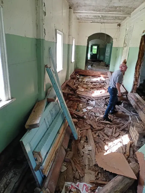 нежилое здание, год завершения строительства  1972, общей площадью 455,6 кв.м.,  по адресу: Ярославская обл., р-н Любимский, д. Касьяново, ул. Школьная, д. 4, кадастровый номер: 76:06:092501:141, с земельным участком 3059 кв.м.,  расположенный по адресу: 152481, Российская Федерация, Ярославская область, Любимский район, д. Касьяново, ул. Школьная, д. 4, кадастровый номер: 76:06:092501:381