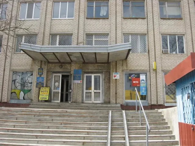Право заключения договора аренды в отношении муниципального имущества: Кабинет №310 общей площадью 16,3 кв. м., расположенный на  третьем этаже нежилого помещения общей площадью 2299.9 кв. м., кадастровый номер 96:01:0005789:600, расположенное по адресу: Российская Федерация, Запорожская обл., Акимовский м.о., пгт. Акимовка, ул. Молодых Патриотов, д. 7