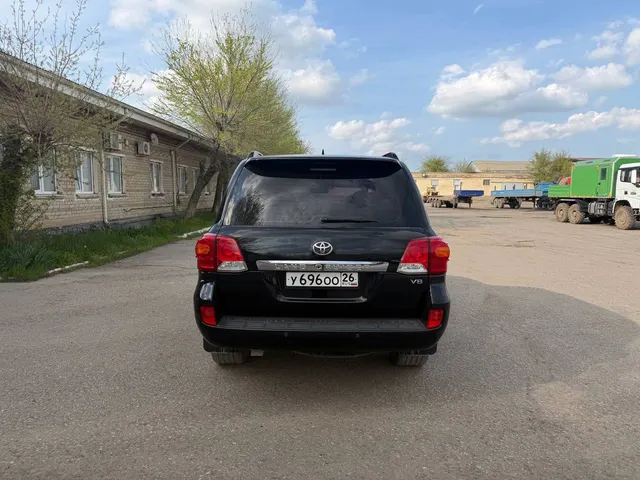 Имущество должника ООО «Ставропольнефтегаз»: транспортное средство марки Тойота Ленд Крузер 200, тип – легковой универсал, год выпуска 2013, идентификационный номер (VIN) JTMCX05J504038925, регистрационный знак У696ОО26, номер шасси (рамы) JTMCX05J504038925, № двигателя 0335110, запреты на регистрационные действия, адрес: Ставропольский край,  Нефтекумский район, г. Нефтекумск, ул. 50 лет Пионерии, д. 5. Начальная продажная цена 2 855 000 рублей. Сумма задатка 430 000 рублей.