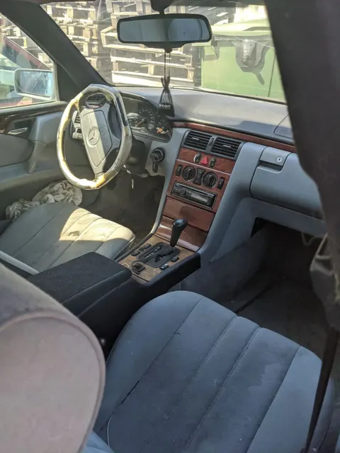 Автомобиль марки "Мерседес Е230" (MERSEDES-E230 CLASSIC)