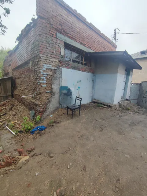 Нежилое одноэтажное здание, общей площадью 78,1 кв.м, кадастровый номер 66:46:0104002:546 и земельный участок, общей площадью 310 кв.м., кадастровый номер 66:46:0104002:1749,  расположенные по адресу: г.Камышлов, ул.Молодогвардейская, д.21б;