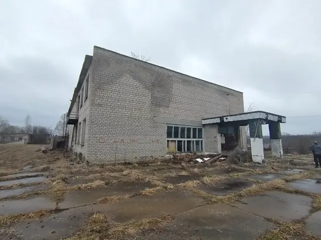 Нежилое здание (Дом культуры), назначение: нежилое, площадь 925,8 кв.м., этажей 2, год постройки 1988, кадастровый номер: 59:14:0651001:326 с земельным участком  категория земель: земли населенных пунктов, кадастровый номер 59:14:0651001:99, площадь 1734 кв.м., разрешенное использование: под зданием Зернинского дома культуры, расположенное по адресу: Пермский край, Березовский муниципальный округ, с. Зернино, ул. Мира, д. 12