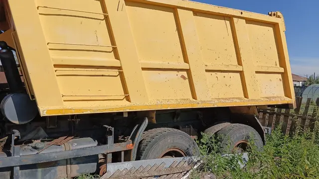 Грузовой самосвал МАЗ-5516Х5-471-050, ПТС 63 ОВ 382287 от 22.12.15, VIN Y3M5516X5G0000127, год изготовления ТС – 2015, модель, № двигателя ЯМЗ-65853 №F0583178, цвет кузова – красный, регистрационный знак X255МН124