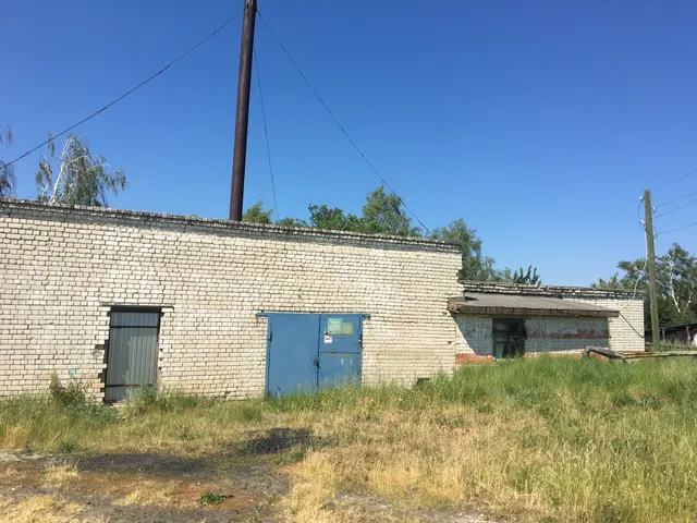 Нежилое здание с прилегающим земельным участком