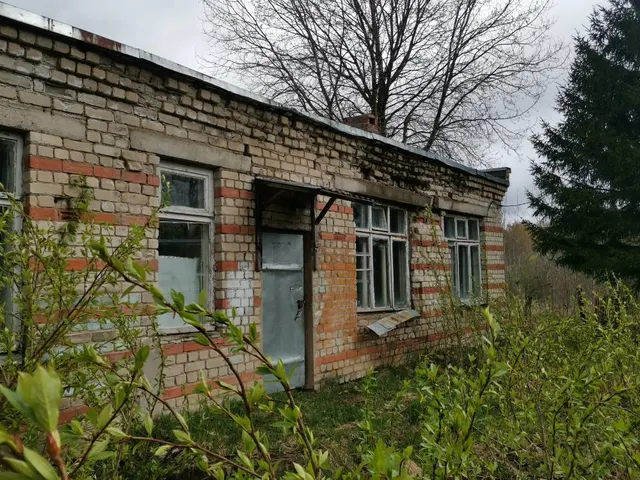 Нежилое здание, по адресу: Ярославская область, р-н. Некоузский, с. Новинское, д. 74, с земельным участком