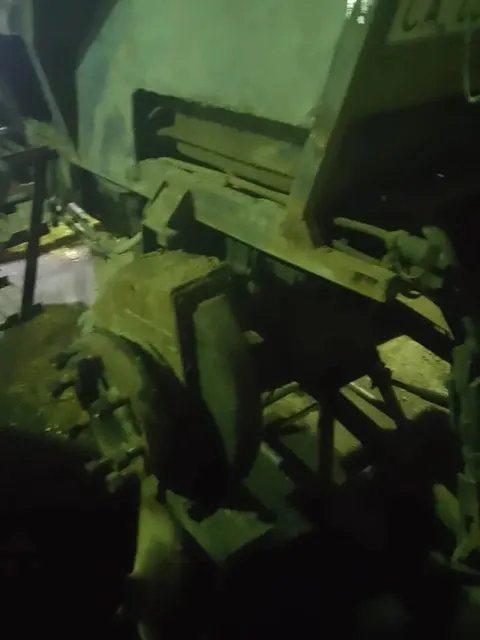 Машина коммунальная КМТ-1 на базе трактора ЛТЗ-60АБ-10, изготовитель ОАО «Липецкий трактор», год выпуска 2008, сертификат соответствия № РОСС.RU.МС03.В01288 от 12.02.2007 выдан ОСПТ НАТИ г. Москва, заводской № машины (рамы) 001297/004196, двигатель № 335651, коробка передач № 1341813, основной ведущий мост (мосты) № 1341813, 819468,  цвет черно-красный, вид двигателя колесный, паспорт самоходной машины и других видов техники (дубликат) ВВ 536728 выдан 17.10.2011