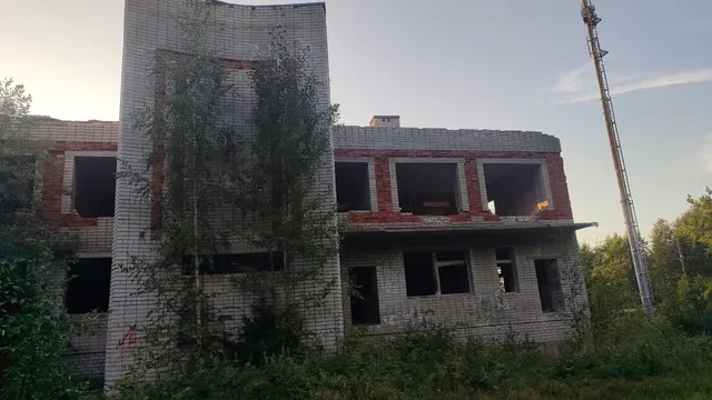 объект незавершенного строительства (кадастровый номер 10:15:0000000:7975), площадью застройки 2862,6 кв.м., расположенный по адресу: Республика Карелия, р-н. Пудожский, п. Пяльма, д. б/н, с земельным участком (кадастровый номер 10:15:0020111:173), общей площадью 2300 +/- 9,62 кв.м., расположенным по адресу: Российская Федерация, Республика Карелия, Пудожский муниципальный район, Пяльмское сельское поселение, п. Пяльма, ул. Новая