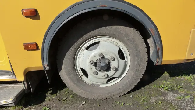 Транспортное средство: ПАЗ 320538-70; тип ТС: автобус для перевозки детей; идентификационный номер: Х1M3205BZH0002865; паспорт транспортного средства:  52 ОТ 061514 от 19.09.2017; шасси (рама) №: отсутствует; кузов №: Х1M3205BZH0002865;  цвет кузова: желтый; регистрационный знак: У 405 АА 55