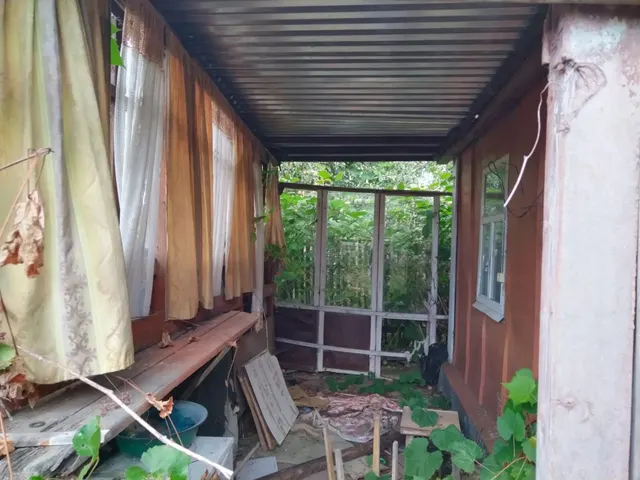 Недвижимое имущество: Здание, назначение: садовый дом, площадь: 11,6 кв.м., количество этажей, в том числе подземных: 1, в том числе подземных 0, кадастровый номер: 46:06:140701:1163, год завершения строительства 1992, расположенное на земельном участке, категория земель: земли сельскохозяйственного назначения, вид разрешенного использования: для ведения садоводства, площадь: 407 кв.м., кадастровый номер: 46:06:140701:497.