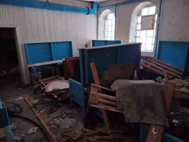 нежилое одноэтажное кирпичное здание площадью 156  кв.м. с кадастровым номером 10:07:0000000:8517, расположенное по адресу:  Российская Федерация, Республика Карелия, м.о. Сортавальский, пгт. Хелюля, ул. Инженерная, д. 22 с занимаемым земельным участком площадью 1 022 кв.м. с кадастровым номером 10:07:0050110:143, расположенным по адресу: Российская Федерация, Республика Карелия, м.о. Сортавальский, пгт. Хелюля. Земельный участок расположен в кадастровом квартале 10:07:0050110. Вид разрешенного