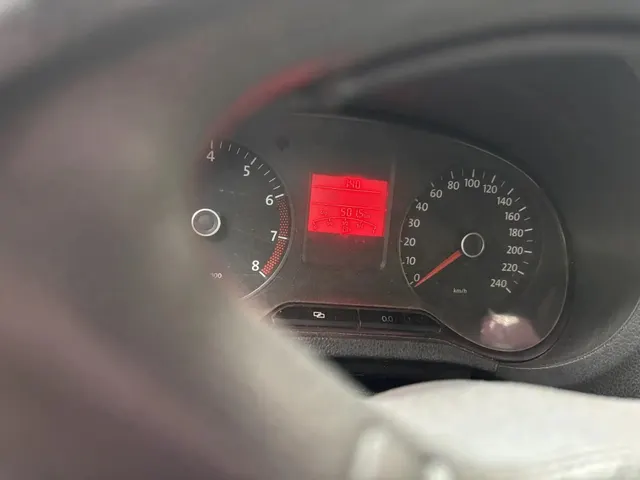 Транспортное средство Volkswagen Polo, 2013 года выпуска, цвет – белый, VIN XW8ZZZ61ZEG034577, государственный номер О185ХЕ29. Состояние ТС: на ходу, следы коррозии по кузову.
