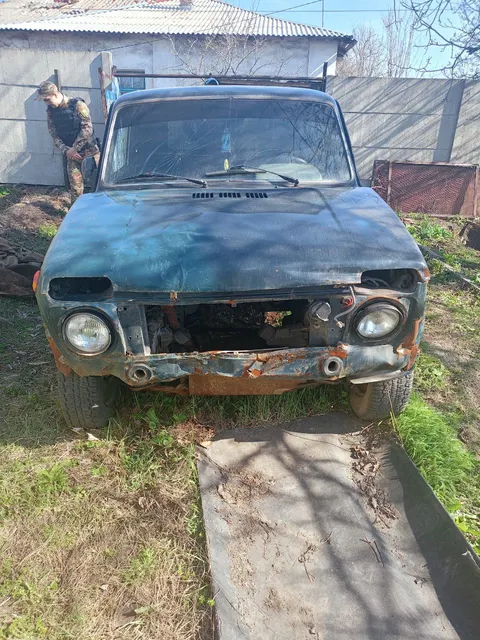 - Автомобиль марки ИЖ – 412, 1984 года выпуска, VIN: Э4532633ЕО591011, имеет видимые повреждения. - Мотоцикл зеленого цвета марки КМЗ модель «Днепр 11». - Автомобиль марки ВАЗ 212140, 2012 года выпуска, зеленого цвета, г/н ВВ7978СЕ, кузов № XTA212140c2048424.