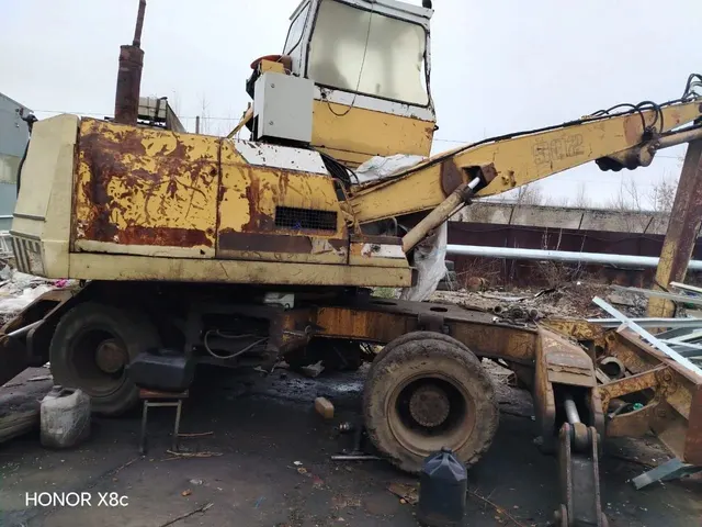 Специальное транспортное средство - трактор Liebherr 902 жёлтого цвета, не на ходу, не зарегистрирован