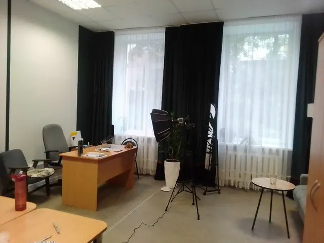 Часть нежилого помещения 1008 с КН 60:27:0010313:188 на первом этаже МБУ «Псковский бизнес-инкубатор» (№13 по техническому паспорту, кабинет №13б) общей площадью 27,8 кв.м., расположенного по адресу: 180000, Псковская область, г.Псков, Набережная реки Великой, д.6