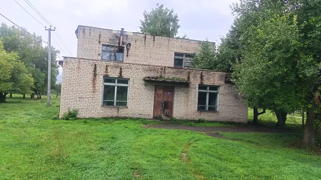 Нежилое здание и земельный участок.
