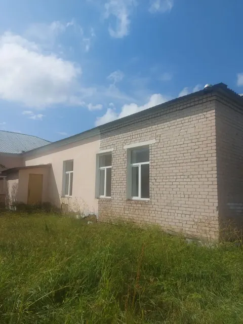 Нежилое здание, площадь 548,8 кв.м; земельный участок, площадь 12824 кв.м, расположенное по адресу:  Новгородская область, м.о. Шимский, д. Менюша, д. 33