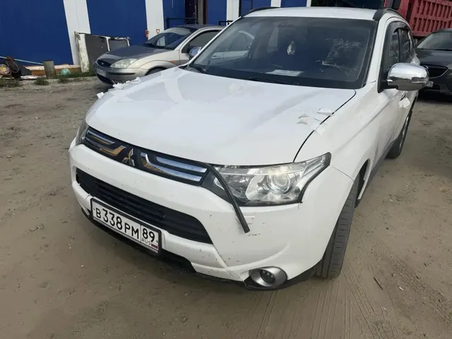 Автомобиль марки "Mitsubishi Оutlander" г.р.з В338РМ89.ТС обременено ЗАЛОГОМ, По общему правилу при переходе права собственности залог сохраняется в соответствии со ст. 353 ГК РФ; приобретатель имущества приобретает права и несет обязанности залогодателя. Риски, связанные с сохранением залога и возможностью обращения взыскания на предмет залога, несет приобретатель. ТС имеет ограничения ФССП на регистрационные действия (ключи и документы отсутствуют, техническое состояние не проверялось.