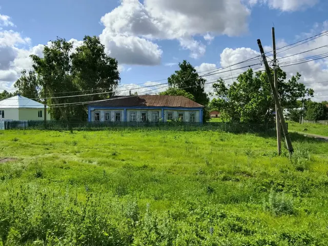 Нежилое здание с кадастровым номером 02:28:050701:410, площадью 172,5 кв.м., на земельном участке с кадастровым номером 02:28:050702:170, площадью 1685 кв.м.