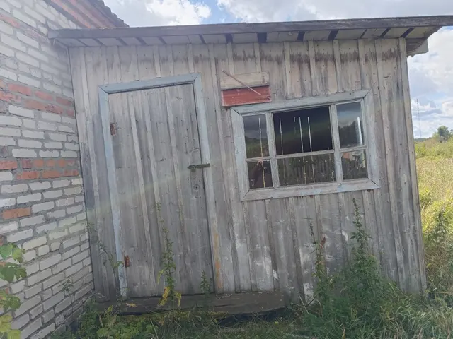 Нежилое здание больницы с земельным участком