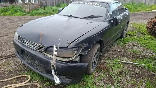 Автомобиль марки TOYOTA-MARK2 1993 года выпуска, регистрационный знак A081EP27,  Nº кузова LX906500334, привод 4 WD.,Имеется трещина на лобовом стекле, капоте вмятина, бампер разбит, фара разбита зеркало заднего вида сломано