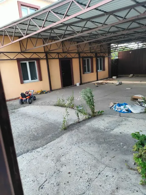 Залоговое имущество должника Петросян В.Х.: жилой дом, площадь 240,4 кв.м, кадастровый номер 26:12:020713:723, земельный участок, площадь 634 +/- 9 кв.м, кадастровый номер 26:12:020713:280, ипотека, запрещения регистрации, ограничения прав на земельный участок, предусмотренные ст. 56 ЗК РФ, адрес: Ставропольский край, г. Ставрополь, с/т «Гвоздика», ул. 7-я Садовая, участок № 36.Начальная продажная цена 6 593 871,60 рублей. Сумма задатка 300 000 рублей.