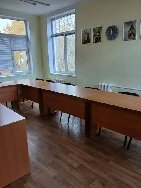 Нежилые помещения (площадь 27,4 кв.м.), согласно техническому паспорту, находящиеся на втором этаже нежилого здания МАУ ДО «ДДЮТ им. Е.А.Евтушенко» МО г. Братска, расположенного по адресу: Российская Федерация, Иркутская область, г.о. город Братск, г. Братск, ж/р Энергетик, ул. Солнечная, д. 7
