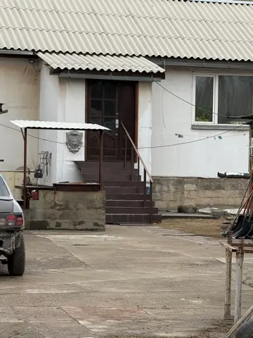 Земельный участок, площадью 1281+/-25 кв.м, кадастровый №24:04:6101013:1977, расположенный по  адресу: местоположение установлено относительно ориентира, расположенного за пределами участка. Красноярский край, Березовский район, рп. Березовка, ул. Кирова. Начальная цена продажи 1 243 000 руб. Задаток 186500 руб.