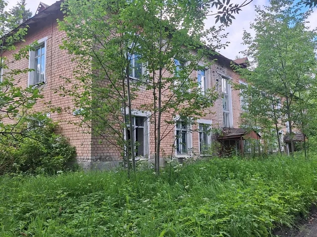 Здание, площадью 863,1 кв. м. с земельным участком