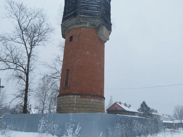 Здание водонапорной башни площадью 18,6 кв.м., с кадастровым номером 29:01:000000:3893, расположенное по адресу: Российская Федерация, Архангельская область, м.о. Вельский, рп. Кулой, ул. Комсомольская, д. 38В и земельный участок площадью 409 кв.м., с кадастровым номером 29:01:200138:2, по адресу: Российская Федерация, Архангельская область, м.о. Вельский, рп. Кулой, ул. Комсомольская, з/у 38В