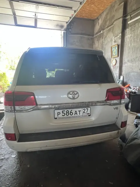 Автомобиль марки Toyota Land Cruiser 200, 2018 г.в, белого цвета, государственный регистрационный знак  P586AT27,VIN JTMCV02J604259850