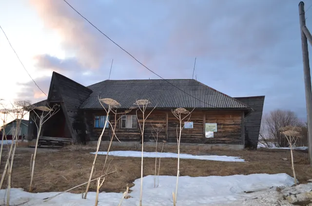 Нежилое здание «Ивановский народный дом (Литер АА1)», площадью 277,8 кв.м., кадастровый номер 11:04:1801001:109, (нежилое деревянное здание год постройки – 1952 год, состояние здания неудовлетворительное, длительное время не использовалось) Земельный участок площадью 1621 кв.м., кадастровый номер 11:04:1801002:37, вид разрешенного использования «для размещения клуба»