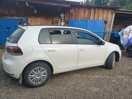 Легковой автомобиль комби (хэтчбек) VOLKSWAGEN Golf, 2011 г.в., г/н A298TC124, VIN WVWZZZ1KXCW076915, номер кузова WVWZZZ1KXCW076915, цвет белый. Начальная цена продажи 1 186 000 руб. Задаток 177950 руб.