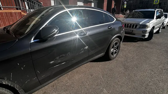 Легковой автомобиль марки MERCEDES – BENZ; GLC 300 4MATIC, 2020 г.в., г/н Н756ОВ75, VIN: W1N2533841F849812, номер кузова (прицепа): W1N2533841F849812, цвет серый. Автомобиль имеет вмятину, царапину на левой передней двери, задняя левая дверь имеет царапину