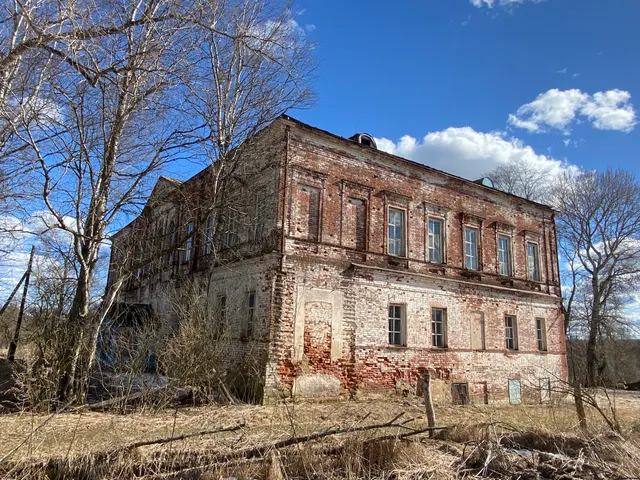 Нежилое здание Усадьба, XVIII-XIX вв.: главный дом, 1-я пол. XIX в., площадью 1380,6 кв.м, кадастровый номер 69:19:0240701:313, РНФИ П12690008457, расположенное по адресу: Тверская область, муниципальный округ Лихославльский, деревня Первитино, улица Севастьянова, дом 31 вместе с объектами (башни), исторически связанными с усадьбой, кадастровые номера 69:19:0240701:305, 69:19:0240701:314, 69:19:0240701:303, 69:19:0240701:304