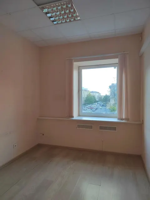Недвижимое имущество - встроенные нежилые помещения общей площадью 126,9 кв. м, расположенные на 3-м этаже офисной части здания Универмага «Карелия» по адресу: г. Петрозаводск, ул. Кирова, д. 2 (помещение № 2-9; 11-14 ).