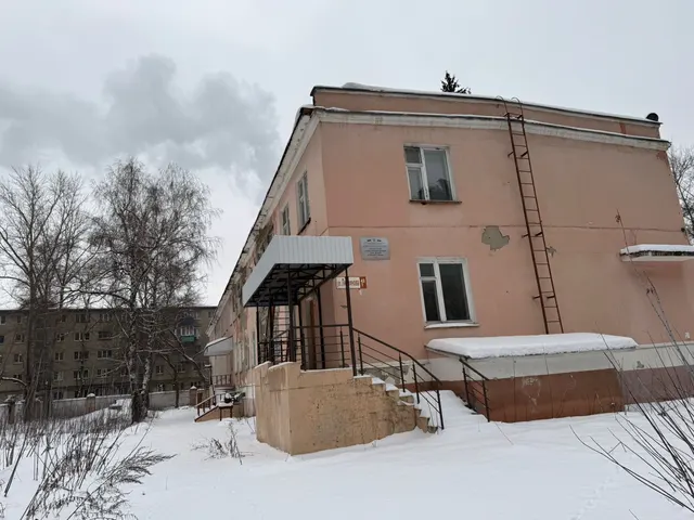 Нежилые здания общей площадью 1586,9 кв. м, назначение: нежилое, наименование: нежилое здание, кадастровый номер 58:29:2013001:232; наименование: сарай, кадастровый номер 58:29:2013001:1035, сооружение протяженностью 292 кв. м, назначение: сооружение коммунального хозяйства, наименование: ограждение, кадастровый номер 58:29:2013001:1034; сооружение протяженностью 20 м, назначение: сооружение коммунального хозяйства, наименование: трубопровод ГВС, кадастровый номер 58:29:2013001:1036 с земельным