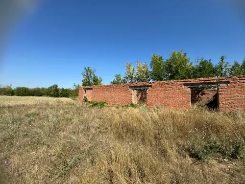 Нежилое здание корпуса с кадастровым номером 23:32:0401007:133, общей площадью 111,8 кв.м; Нежилое здание мастерской с кадастровым номером 23:32:0401007:138, общей площадью 194,8 кв.м; Нежилое здание корпуса фермы с кадастровым номером 23:32:0401007:132, общей площадью 208,1 кв.м; расположенные на земельном участке с кадастровым номером 23:32:0000000:2200, общей площадью 84132,0 кв.м, из категории земель населенных пунктов