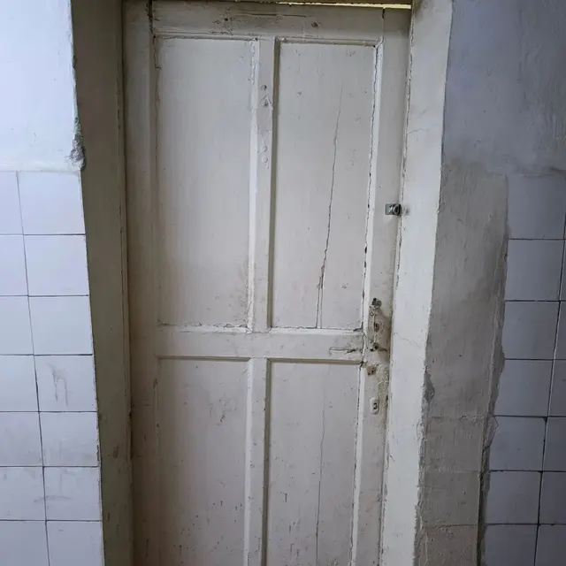 Нежилое помещение, общей площадью 124,7 кв.м., расположенное по адресу: Свердловская область, г. Асбест, пр-т имени В.И. Ленина, здание 29, 1 этаж, номера на поэтажном плане согласно техническому паспорту: № 26, 27. Нежилое помещение находится на первом этаже в здании учебного корпуса, год постройки здания: 1967 г., материал стен: кирпич, количество этажей: 5; помещение электрифицировано, имеет теплоснабжение. Кадастровый номер здания, в котором находит помещение: 66:34:0502029:556