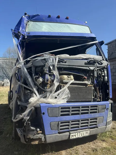 Лот № 6 (вторичные). Грузовой тягач седельный Volvo FH 440, 2006 года выпуска, государственный номер М417ЕЕ60, идентификационный номер (VIN) YV2AS02A06A621798, транспортное средство после ДТП, отсутствует лобовое стекло, правая дверь, автотранспортное средство возможно не на ходу. Местонахождение: Псковская обл., Псковский р-н, д. Уграда, ул. Газовиков, д. 25.Должник (собственник) – ООО СП «СВ».