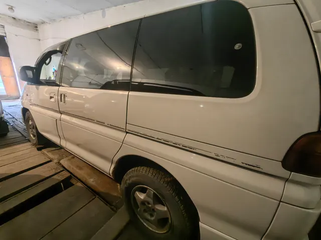 Автомобиль Mitsubishi Delica, год изготовления 1999, номер двигателя 4G64-AJ4696, цвет кузова белый