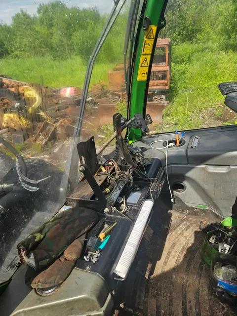 Харвестер John Deere 1270 E c заводским номером машины WJ1270E001625, 2009 г.в., г.р.з. 29АВ1890, г.р.з. на харвестере отсутствует, корпус зелёного цвета, 1 шт.