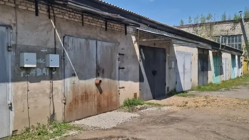 Нежилое помещение (гаражный бокс) площадью 22 кв. м, кадастровый номер 79:01:0300025:358, местонахождение: Еврейская автономная обл.,г. Биробиджан, пер. Малый, бокс 7.
