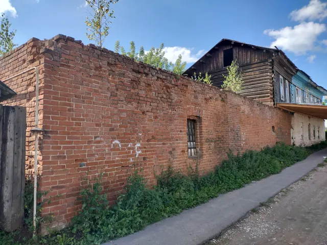 Продажа находящихся в фед. соб-ти объектов недвижимого имущества общей площадью 405,8 кв.м. (кад.номера 18:20:049071:79 18:20:049079:209), адрес: Удмуртская Республика, Сюмсинский район, с. Сюмси, ул. Советская, д. 48, являющихся объектом культурного наследия местного (муниципального) значения, находящимся в неудовлетворительном состоянии, с одновременным предоставлением в аренду находящегося в фед. соб-ти земельного участка площадью 900 кв.м (кад.номер 18:20:049079:145)
