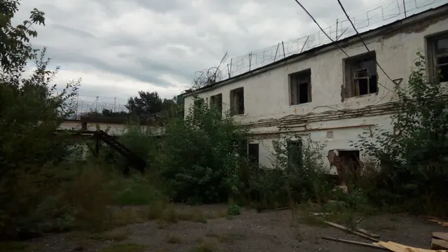 земельный участок площадью 5241,0 кв.м. с КН 68:27:0000093:1 с расположенными на нем объектами недвижимого имущества - нежилое здание с КН 68:27:0000088:82, здание режимного корпуса с КН 68:27:0000088:95,  гараж с КН 68:27:0000088:102, склад с КН 68:27:0000088:103, расположенных по адресу:  Тамбовская область, г. Моршанск, ул. Лотикова, д. 62а