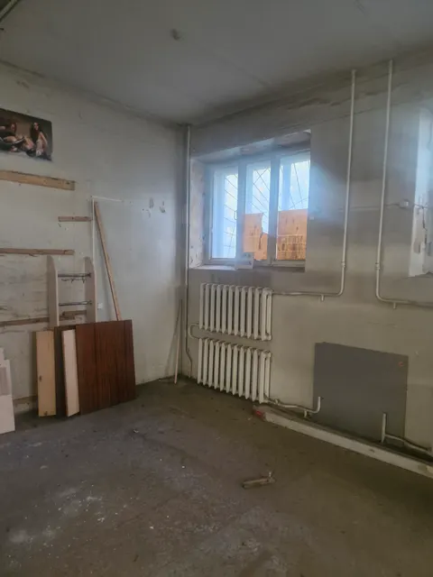 Нежилое помещение (часть к. 6 (торговый зал), часть к. 6б (витрина)), являющиеся частью нежилого помещения расположенного по адресу: Российская Федерация, Тверская область, г. Тверь, Петербургское шоссе,  д. 58, кадастровый номер 69:40:0100180:5825,  места общего пользования (к.7,8,10,10а,11,14) пропорционально площади передаваемого помещения, площадью 87,4 кв.м.