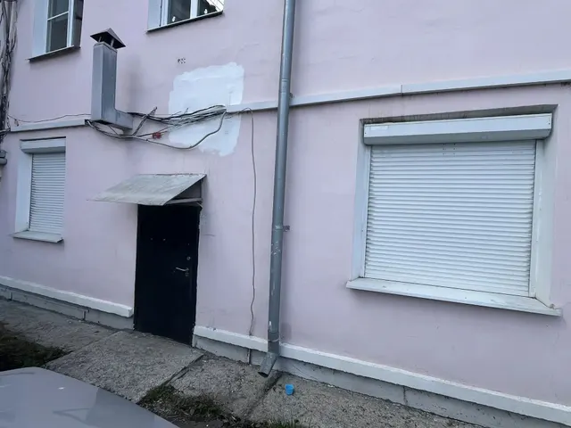 Нежилое помещение с кадастровым номером 66:44:0000000:575, площадью 106,3 кв.м., расположенное по адресу: Свердловская область, г. Ирбит, ул. Молодой Гвардии, д. 4. Ограничения (обременение): отсутствуют.