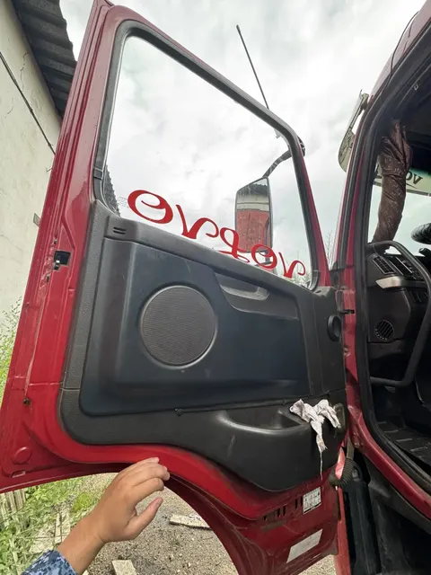 Грузовой самосвал VOLVO; 2012 г.в., г/н К647ТО75, цвет красный, VIN: X9PJSG0D1CW107541, Номер шасси (рамы): X9PJSG0D1CW107541, номер кузова (прицепа): X9PJSG0D1CW107541.  ПТС отсутствует. ТС на кузове имеет трещины, сколы, следы ржавчины